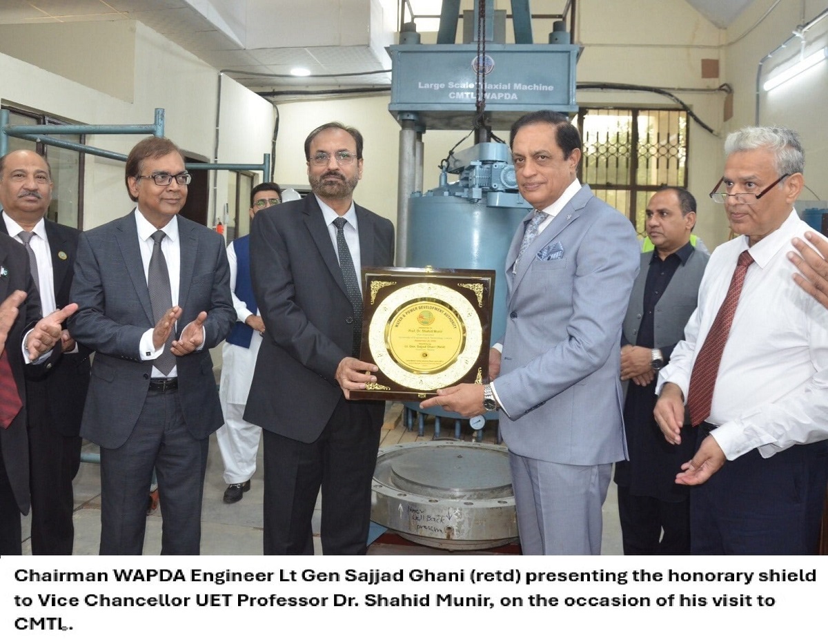 Chairman WAPDA Engineer Lt Gen Sajjad Ghani (retd) presenting the honorary shield to vice chancellor UET Professor Dr. Shahid Munir, on the occassion