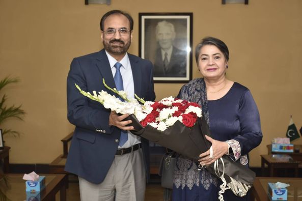 Prof. Dr. Kanwal Ameen, Vice Chancellor Government College for Women University Faisalabad meet with Vice Chancellor UET Prof. Dr. Shahid Munir (TI)