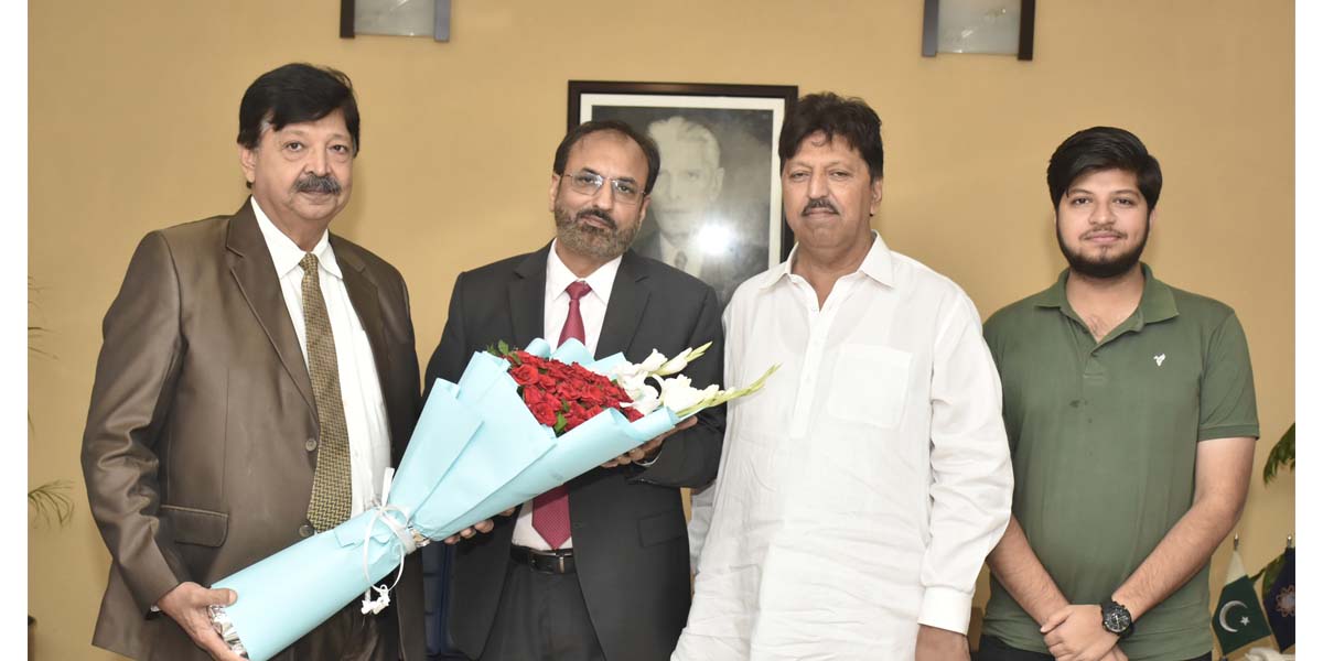 Vice Chancellor Prof. Dr. Shahid Munir Welcomed with Bouquet by Ar. Zahid Javaid Raja and Team