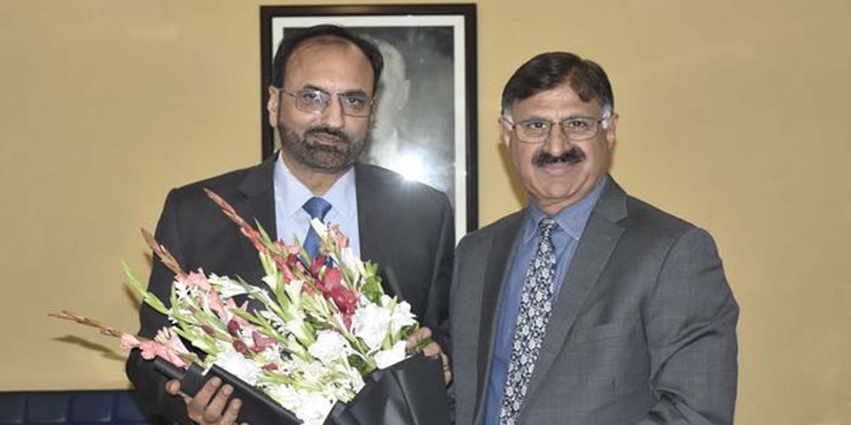 Prof. Dr. Saleem Mazhar Welcomes VC UET, Prof. Dr. Shahid Munir, with a Gesture of Collaboration