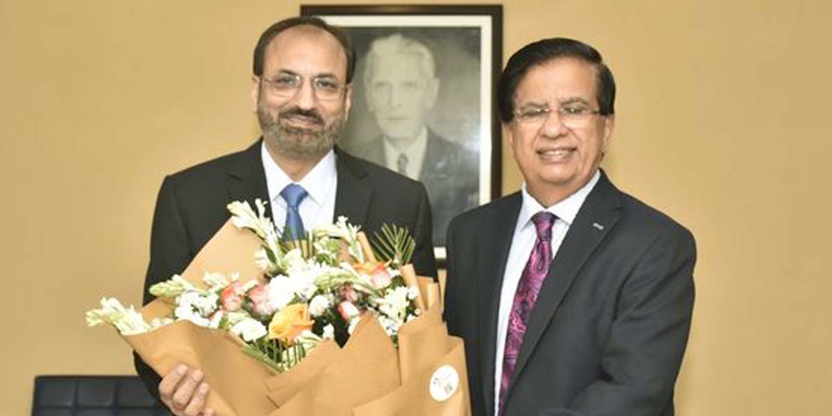 Dr. Talat Naseer Pasha Congratulates UET Vice Chancellor with Warm Gesture of Support and Leadership