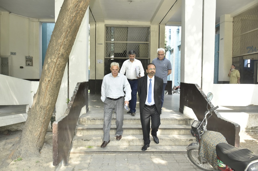 UET Vice Chancellor Prof. Dr. Shahid Munir Tours Huawei Center and Department Classrooms