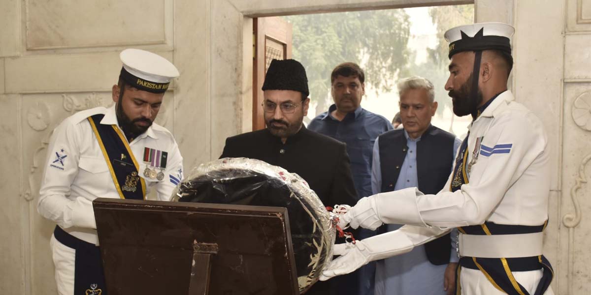 VC UET Dr. Shahid Munir visits Iqbal Mausoleum on His 147th Birth Anniversary