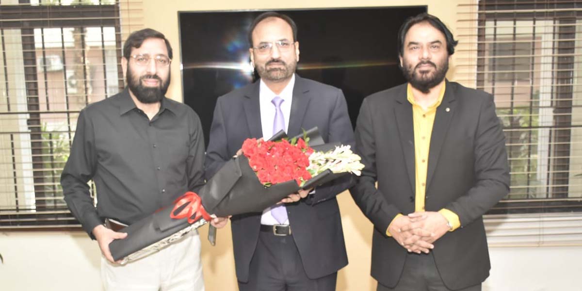 Former Deputy Secretary Asif Majid Presents Bouquet to UET Vice Chancellor Prof. Dr. Shahid Munir