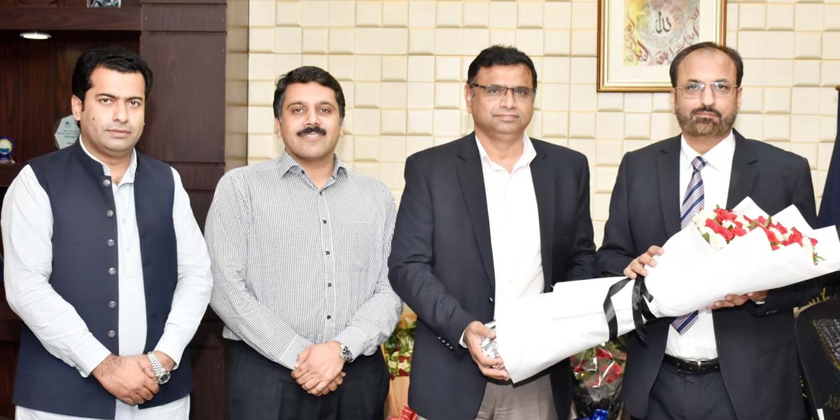 Director Training, Punjab Higher Education, Dr. Asif Munir along with Murtaza Bashir Director Admin or Mr. Khurram presents a bouquet to Dr. Sahid Munir in honour of his appointment as the Vice Chancellor of UET.