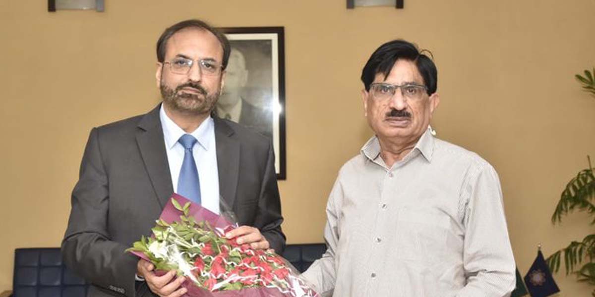 Former Chief LESCO and UET Syndicate Member Congratulates Vice Chancellor Prof. Dr. Shahid Munir with Bouquet