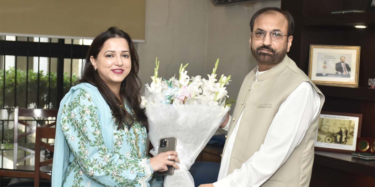 Prof. Dr. Munazzah Akhtar of UET Lahore's Department of Architecture Presents Bouquet to Prof. Dr. Shahid Munir on His Appointment as Vice Chancellor