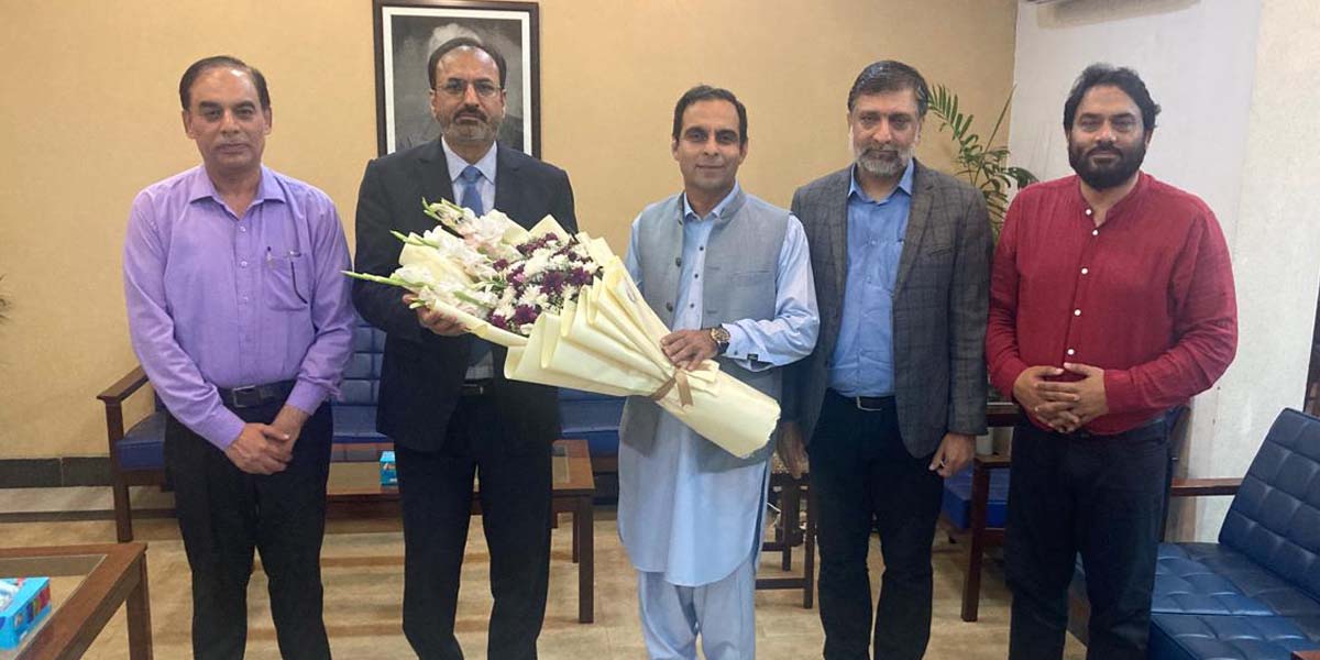 Renowned Motivational Speaker Qasim Ali Shah Visits UET Lahore