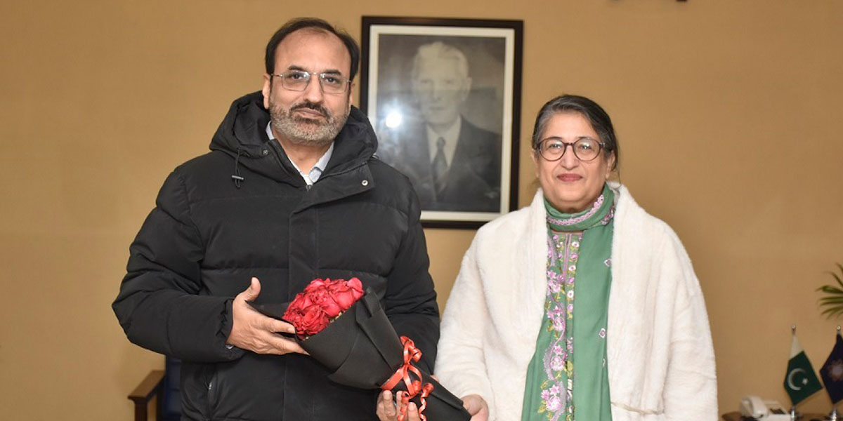 Vice Chancellor LCWU Dr. Uzma Qureshi greets new UET VC