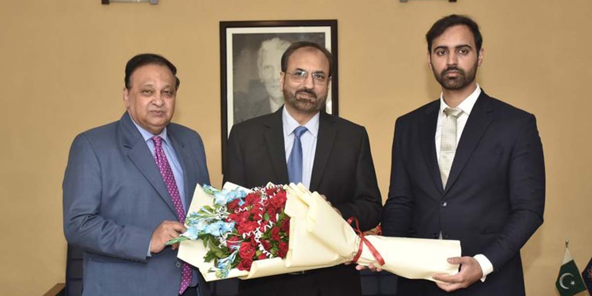 Vice Chancellor LLU Congratulates UET Vice Chancellor with Bouquet in Honor of New Appointment