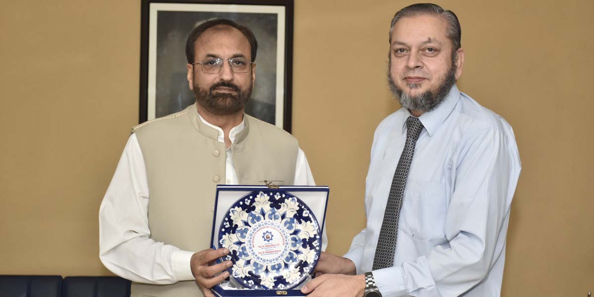 Vice Chancellor MNS-UET Multan, Prof. Dr. Muhammad Kamran, Presents Souvenir to Prof. Dr. Shahid Munir During Engaging Educational Exchange