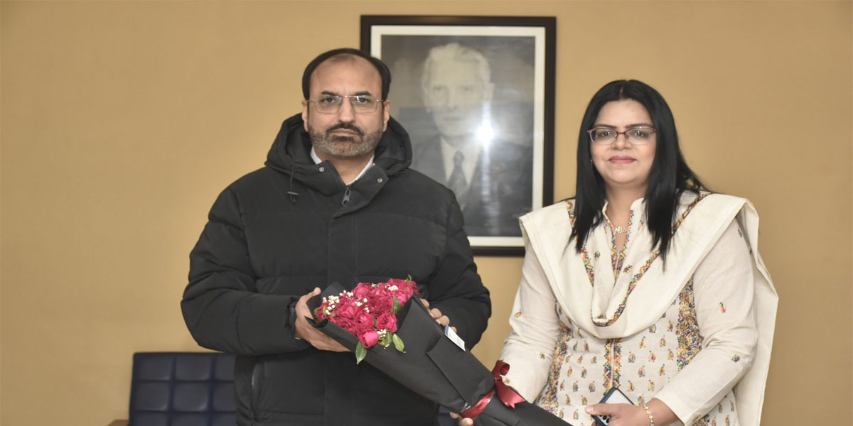 Dr. Maliha Uroos from School of Chemistry, University of the Punjab visited UET Lahore and presented a bouquet to Vice Chancellor Prof. Dr. Shahid Munir (TI) on assuming the charge.