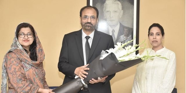 VC of Home Economics, Prof. Dr. Syeda Faleeha Zahra Kazmi Presents a bouquet to Dr. Shahid Munir in honor of his appointment as the VC of UET.